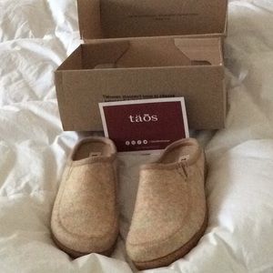 New in box Taos clogs